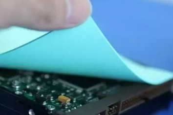 TẠI SAO BỀ MẶT CỦA ĐỆM SILICON DẪN NHIỆT DẦU BAY CH&Aacute;Y?